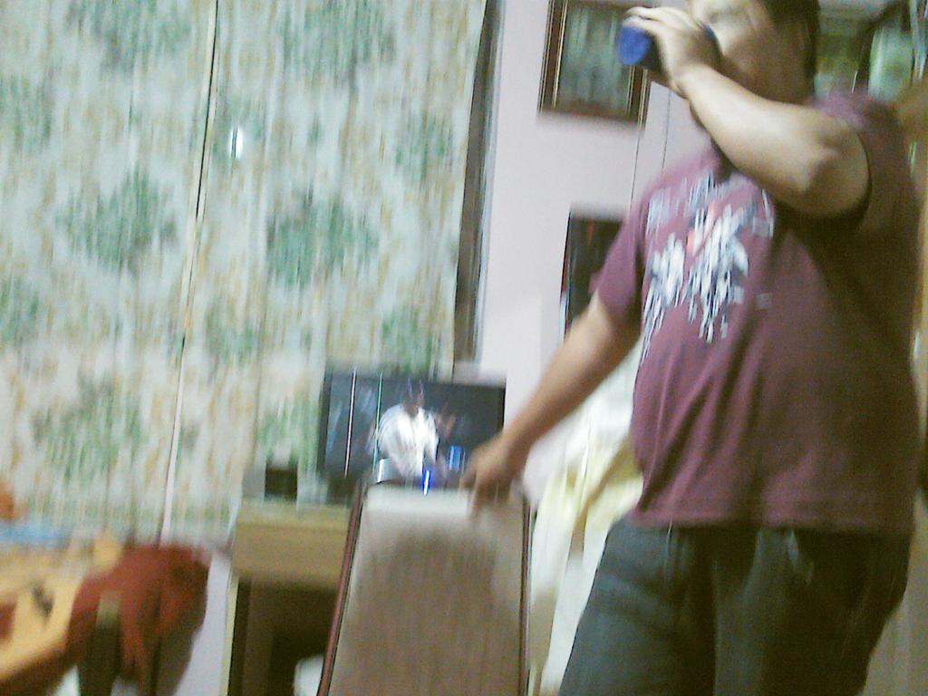 Jaja mi papa viendo el béisbol y yo aquí en twitter