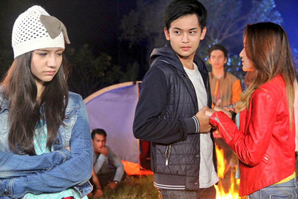 cassandrasleee's tweet photo. Gimana rasamu bila sahabat Yg kau sayangi ternyata mencintai cowo Yg Sama? Sore Ini #RainTheSeriesSCTV @salshaabilaa http://t.co/u9BoynZ9wf