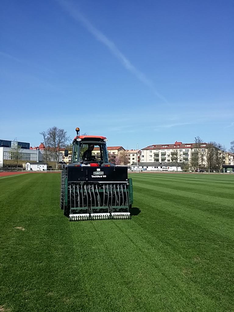 DanielPerkmar's tweet photo. Idag hjälpsådd/vertikalskärning, 100%raj. #turf #bestturf #turfco #triwave60 #kristianstadsip #div1 #div1södra http://t.co/nyHPsndYKx