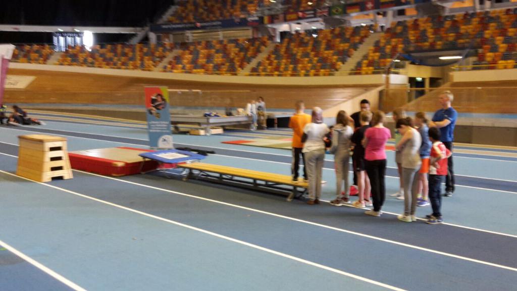 sbodeboemerang's tweet photo. De groepen 6 en 7 zijn heerlijk aan het sporten in het kader van de Nationale Sportweek in het Omnisport. http://t.co/ATzJFYtWm0
