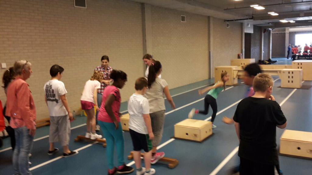 De groepen 6 en 7 zijn heerlijk aan het sporten in het kader van de Nationale Sportweek in het Omnisport.