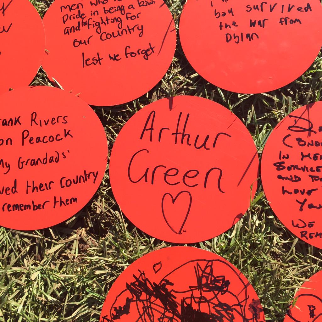 P_Lab's tweet photo. Someone devoting their love for @Artgreen_ from #TheBachelorNZ at the @GiantPoppyNZ I wonder if it was @PoppySalter11 http://t.co/LJGb1jdfAq