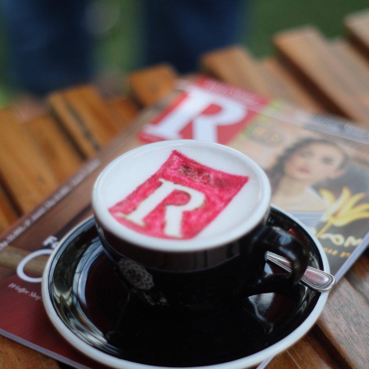 Coffee art paling keren menurut kami, di Saka Bistro. Bisa dilukis costum loh. Keren kan? ;) #duniakulinerbdg