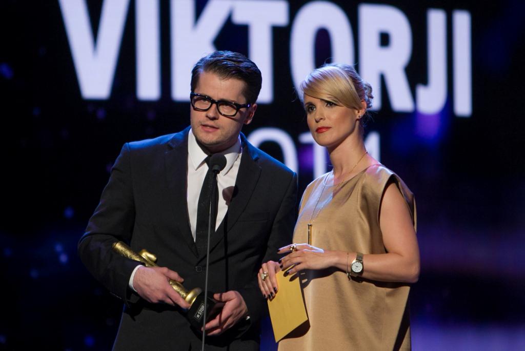 Prvi kipec sta podelila <a href="/juregodler/">Godler</a> in <a href="/PolonaJambrek/">Polona Zoja Jambrek</a> ...  Komu? #viktorji2014