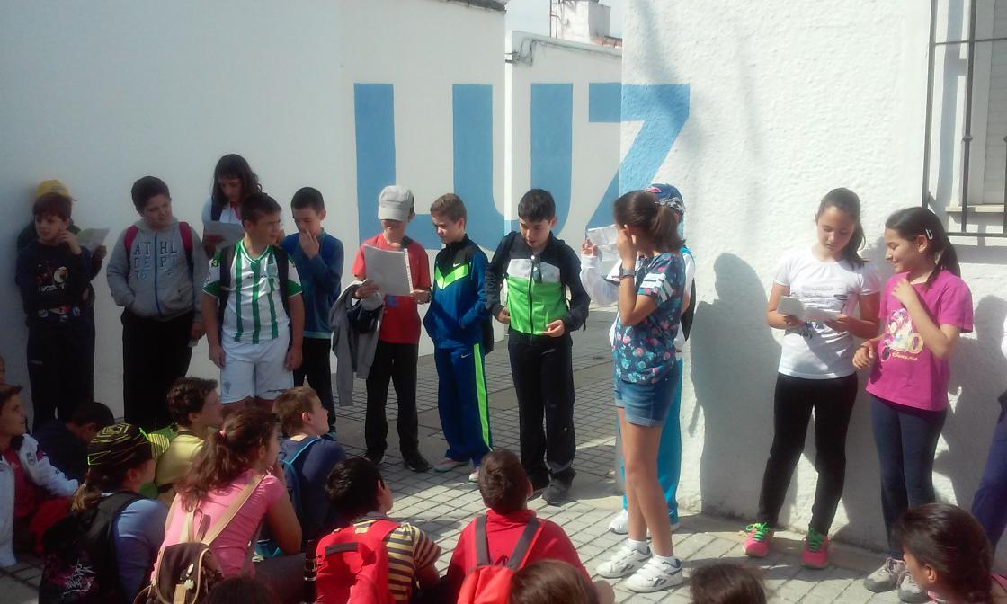 Scarpia_'s tweet photo. El Colegio Ramón y Cajal y la biblioteca municipal celebrando la semana del libro con  música, cuentos y arte público http://t.co/OwhRzLYTSt