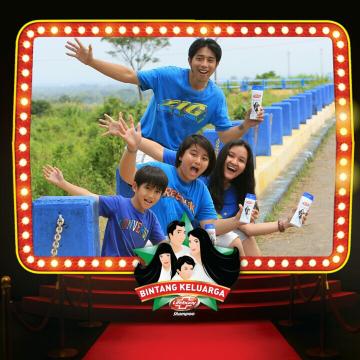 gnfahm's tweet photo. rambut sehat bersinar .. keluarga kami percayakan pada lifebuoy shampoo #mypicmix http://t.co/bkfKBBzBtn http://t.co/FcUeHXajvT