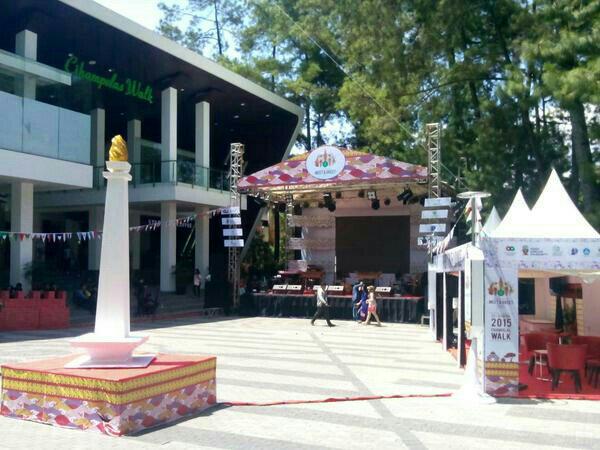 gferariana's tweet photo. [Pic] Preparation Meet&amp;Great at Cihampelas Walk @Your_Bandung @AACarnival2015 #AAC2015 #Meet&amp;Great http://t.co/oAi3ay0jkz