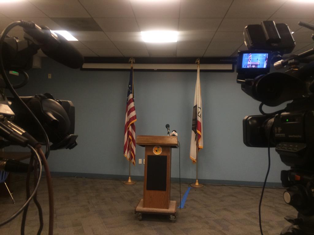 VPark_News's tweet photo. #LAUSD and #UTLA are expected to sign a contract that will end the possibility of a teacher's strike. @ProfOrtizCSUN http://t.co/T8S8xP51FP