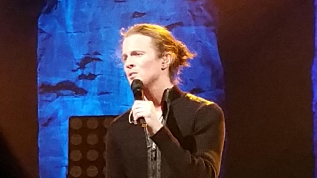 VeryJoyfulHeart's tweet image. @_theAustinBrown was adorably animated tonight in Pittsburgh, but I caught him in a tender moment. #springtourtour
