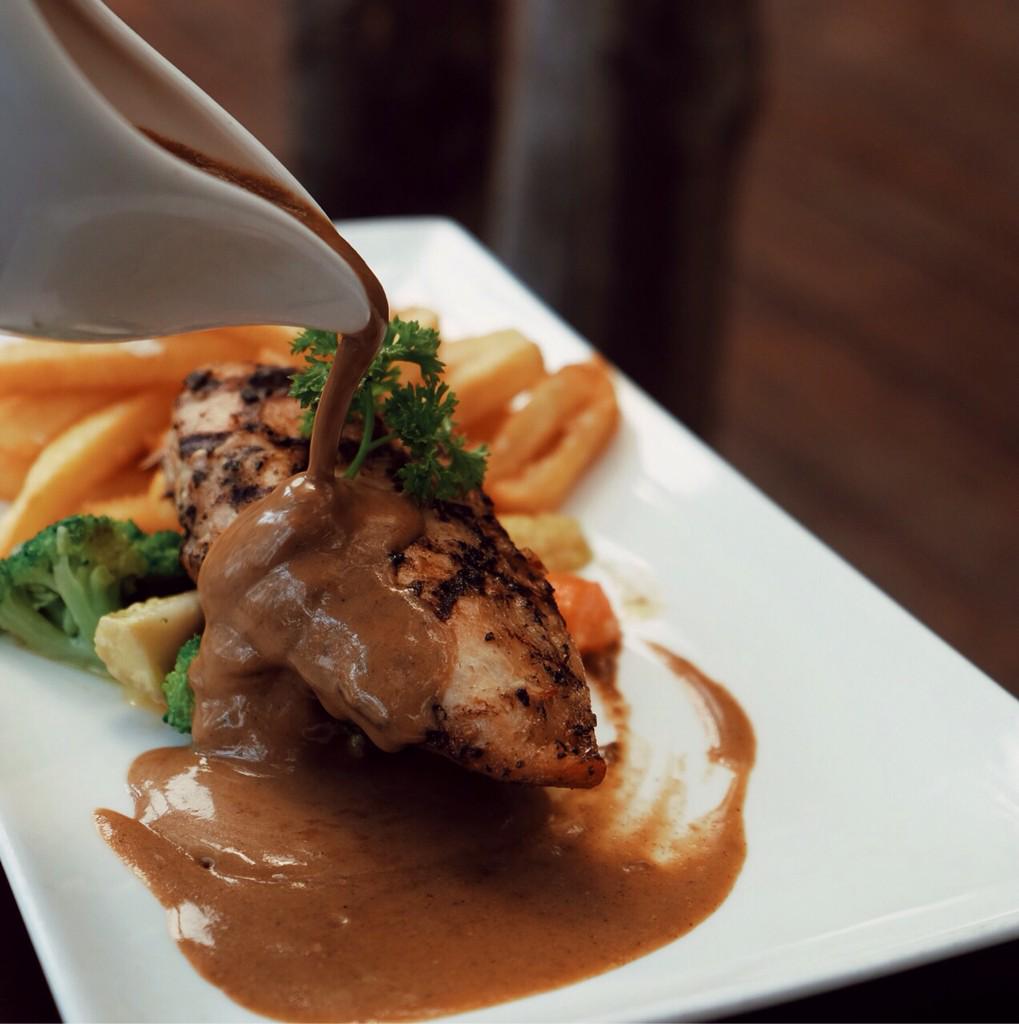 downtownjkt's tweet photo. Feeling hungry now? #grilled #chicken #lunch #foodlover #bistro #jakarta #downtownjkt #stupagroup http://t.co/asX5gDSiNg