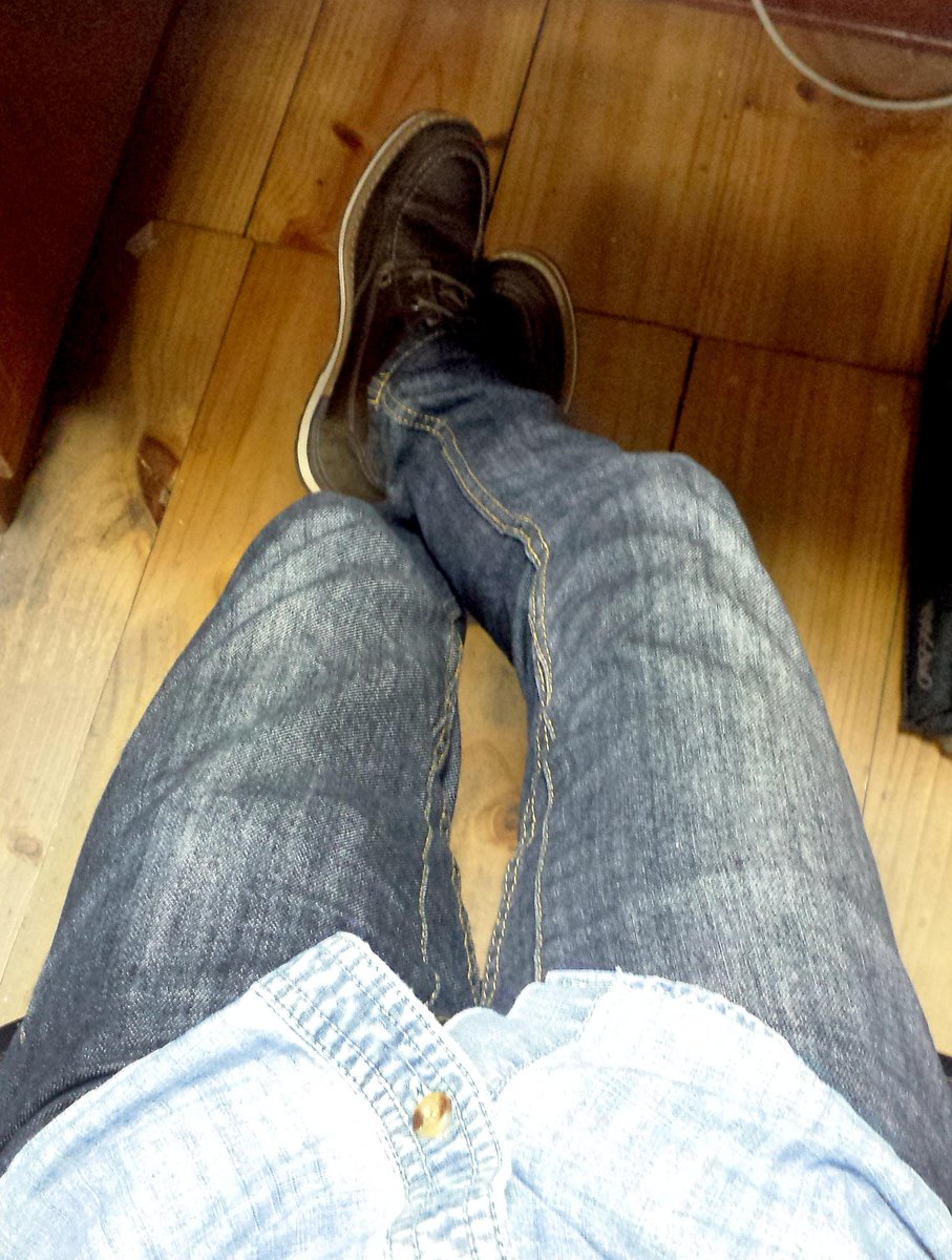 OscarSamanamud's tweet photo. el #outfit del día
denim sobre denim y botas #Dauss http://t.co/obIKSdBokX