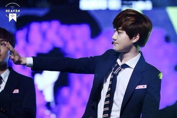 exoaam's tweet photo. cr:shi_mousou 
可愛く『パパ遊ぼーよー』と言ってくる息子に対して、
『ごめん、パパ会社行かなきゃだからさ、また夜遊ぼ？』と、名残惜しそうに手を振って���を出るスホパパ。
  #EXOで妄想 http://t.co/JLF46DPvBY