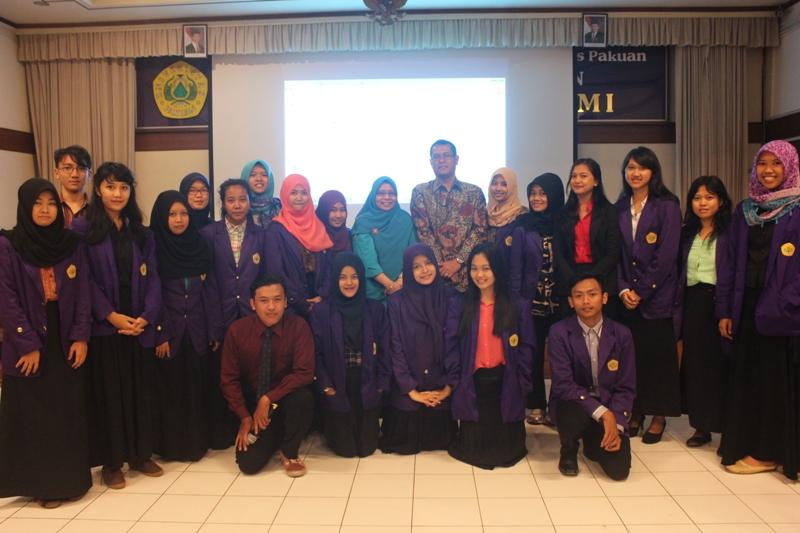 hmdfeunpak's tweet photo. Ini foto panitia sama bapak. Poltak Situmorang &amp; ibu Siti maimunah #prodidi2015 #hmd2015 #prodidiakuntansi http://t.co/ADvzQAOoeT