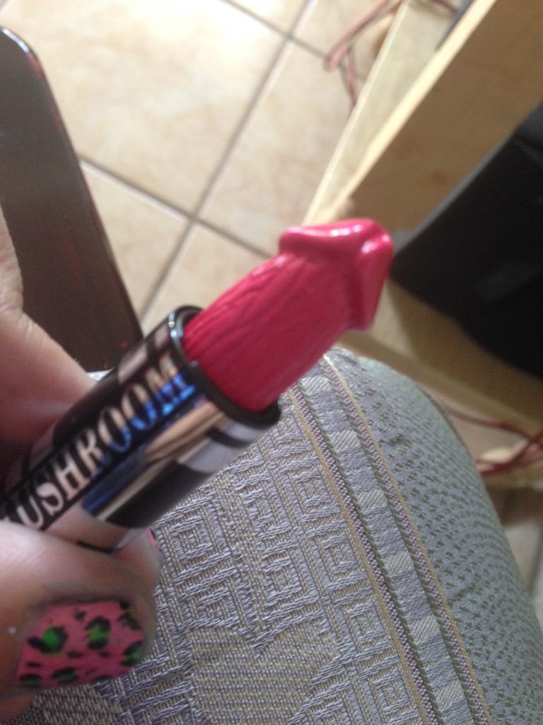 Rotten_anne's tweet photo. Jaja ❤️ diickkk lipstick 💁🏻👑 #bitchimaqueen Forever modo perra 💁🏻 http://t.co/l9SiIn8CXX