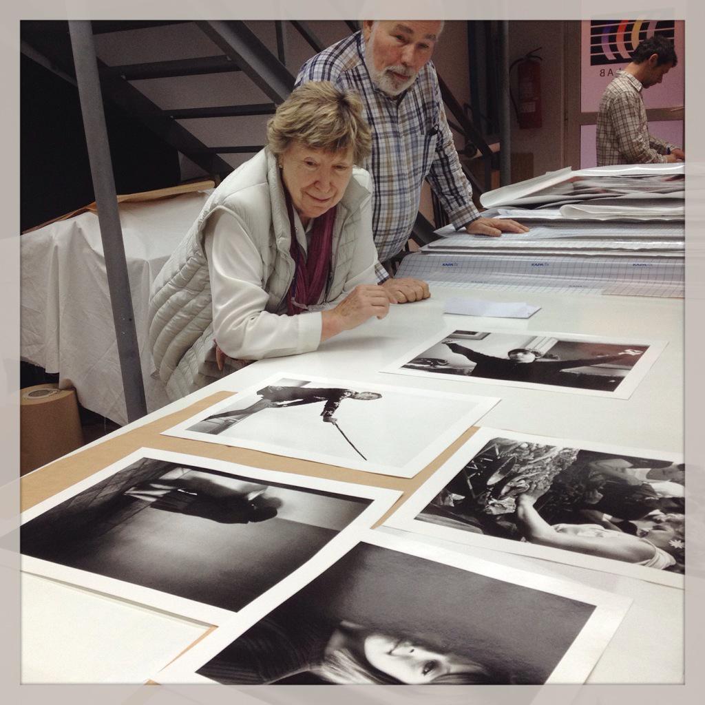 Silviaomedes's tweet photo. La fotògrafa, Joana Biarnés gaudeix de les seves còpies fotogràfiques fetes amb molt carinyo a #rebellab #tresor http://t.co/nE1w99RI0i