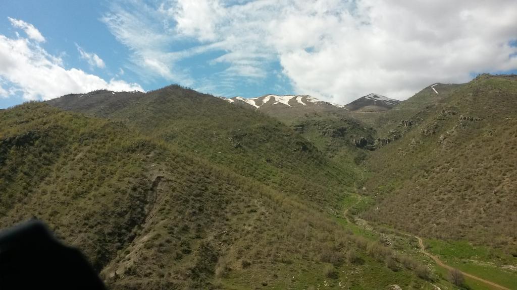 Şuanda Şehid Kendal'ın olduğu yerdeyiz. Tüm sınır hatı asker tarafindan tutulmuş oparesyon için beklemekte.