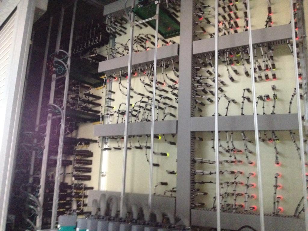 AGuerin3's tweet photo. #Seapmp le remplacement du tableau de contrôle du poste de PMP + impressionnant de dos que de face @Projets_IDF http://t.co/kqMiz7QSdR