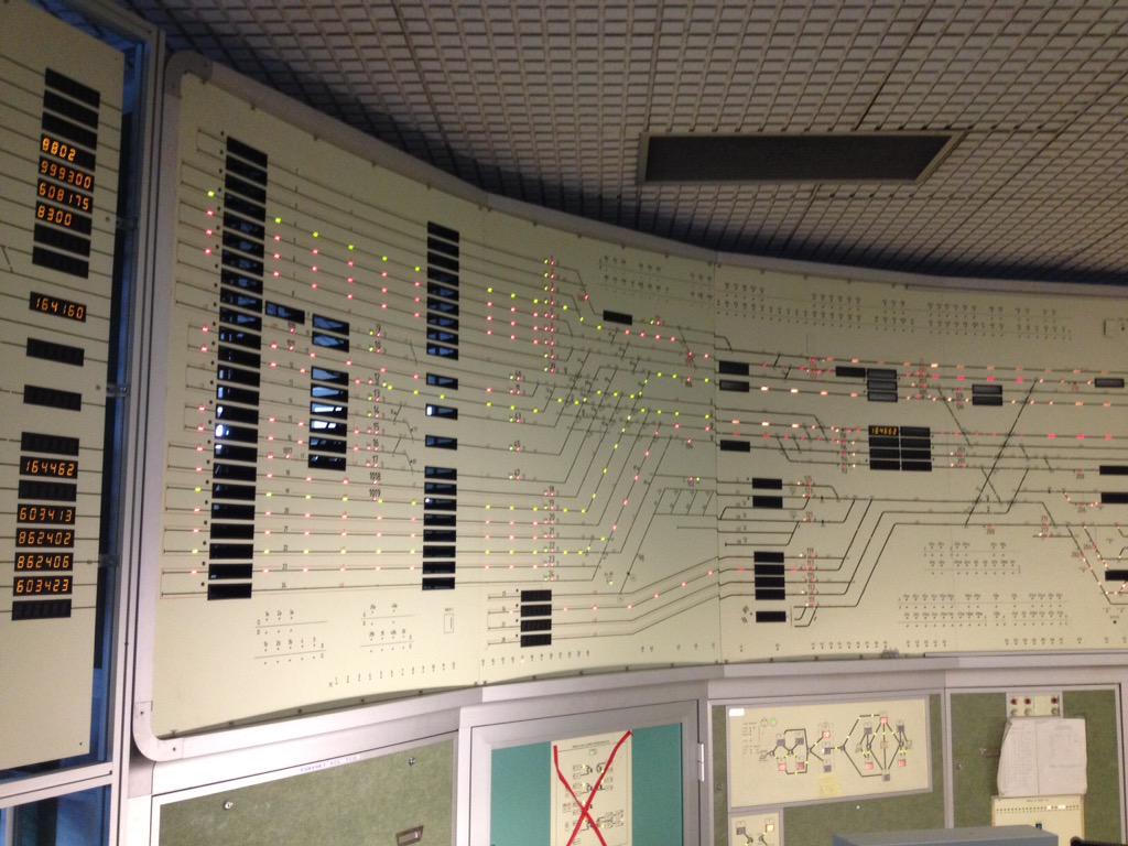 AGuerin3's tweet photo. #Seapmp le remplacement du tableau de contrôle du poste de PMP + impressionnant de dos que de face @Projets_IDF http://t.co/kqMiz7QSdR
