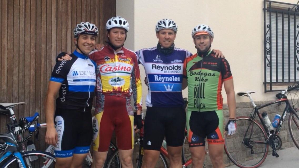 enricllz's tweet photo. Llinares team!!!. Cuidadin cuidadin con ellos, @FrancescCalp @joakimcalp y preparando al #llagostinodibernia 🚴🚴🚴🚴🔨💨 http://t.co/1mPm9hpNqX
