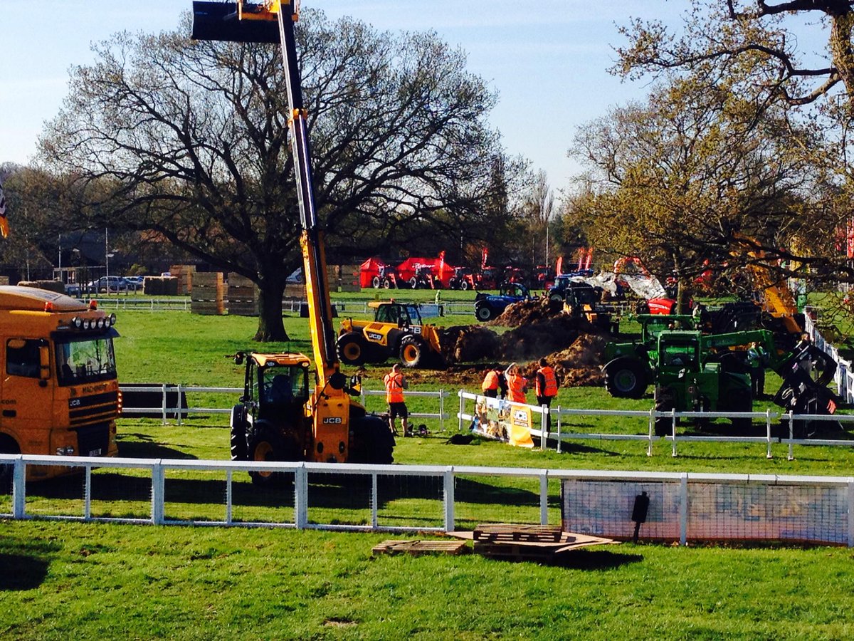 RT @farmhandlingexp: It's the first day of the #farmhandling experience and machines are already hard at work.
