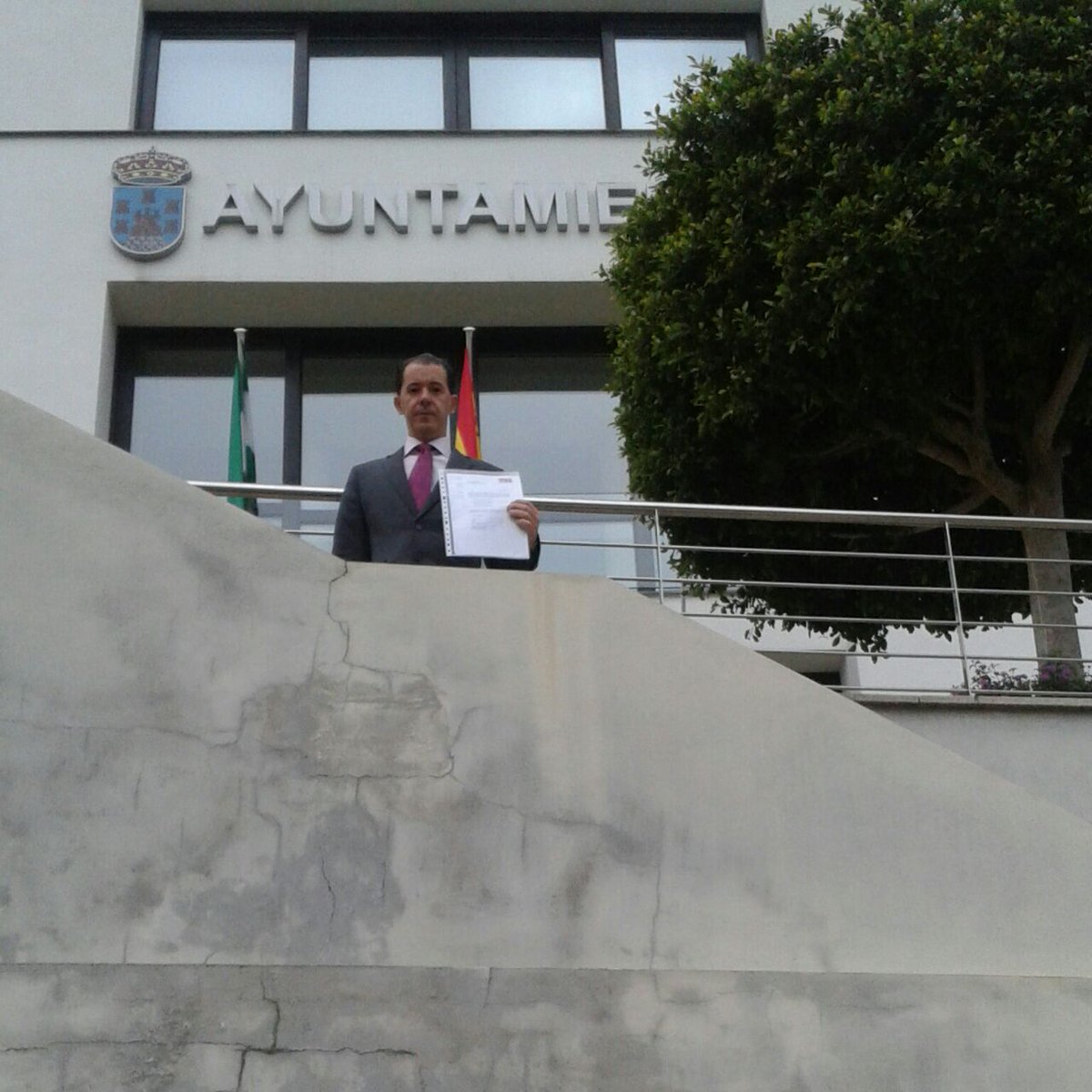 psoebenahavis's tweet photo. Luis Feito presenta solicitud de pleno, para tratar el R.P.T #Gobernarparalamayoria #Benahavís #ContigoParaElCambio http://t.co/oVKNZKHyMw