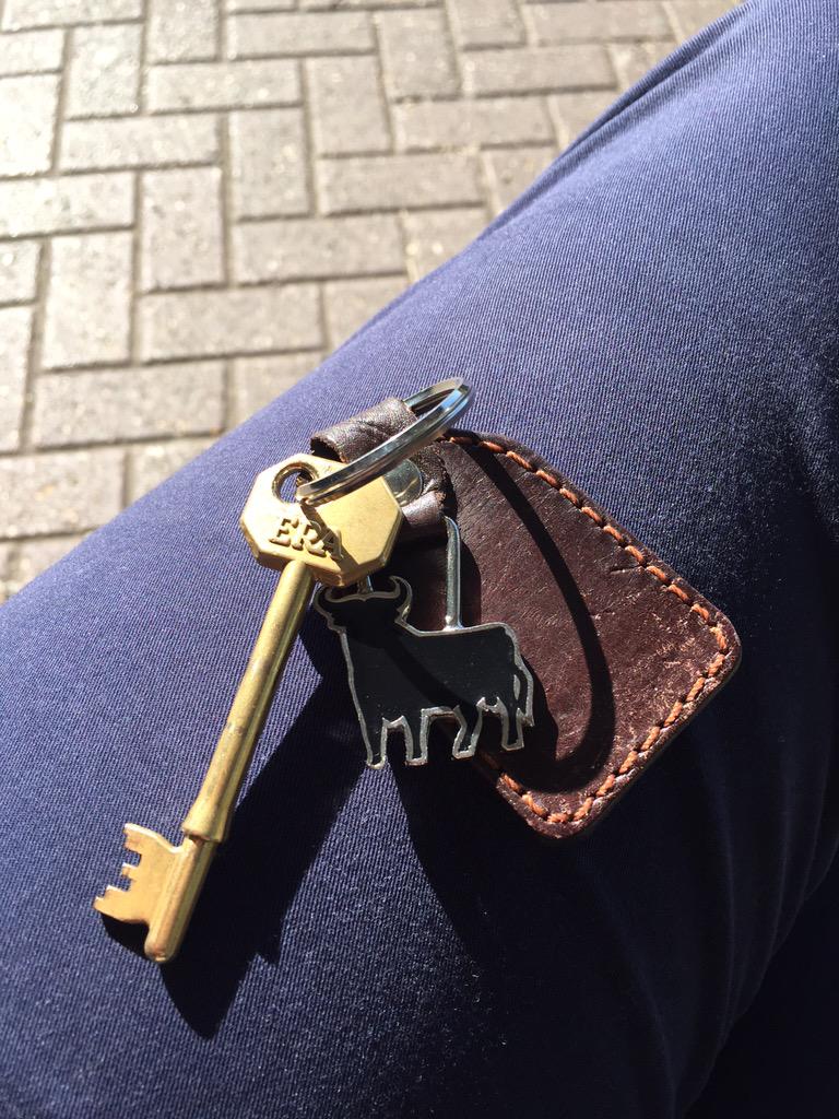 <a href="/SW_Trains/">abcd1234 abcd1234</a> just found some keys on Syon Lane eastbound platform. Will hand to guard on 9:21 to WAT. Please retweet.