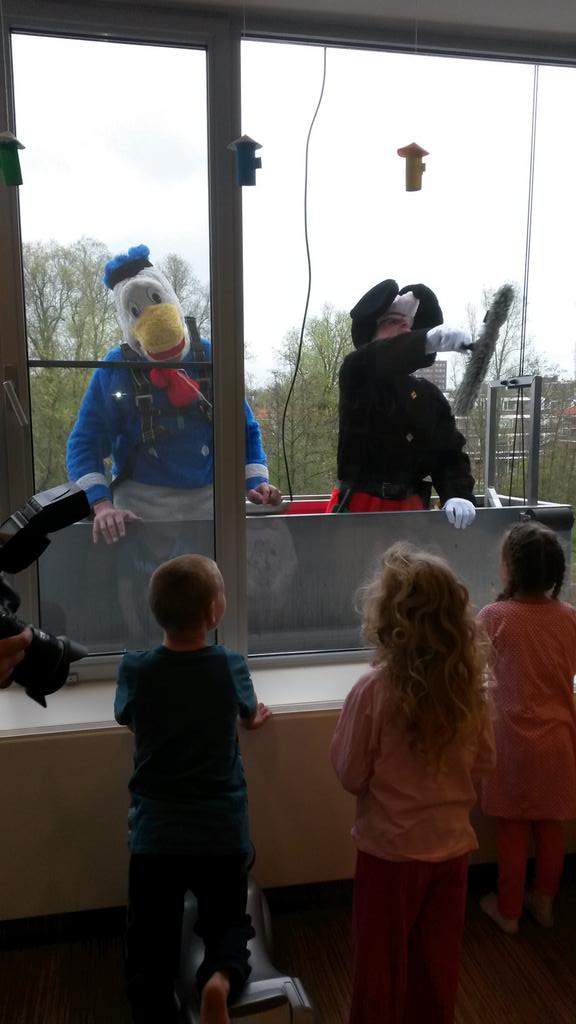 Super-actie van Groene Hart Ziekenhuis en glazenwassers: Disney-figuren lappen de ramen als afleiding voor zieke kids