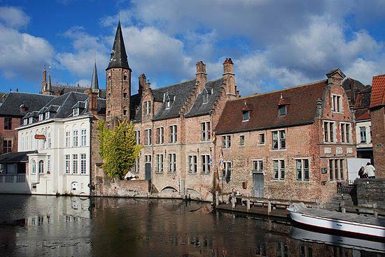 hojaderutas's tweet photo. Canal en el centro histórico de Brujas, en la región belga de Flandes. #Brujas #Belgica #Flandes http://t.co/1ZMTEJ2KSZ