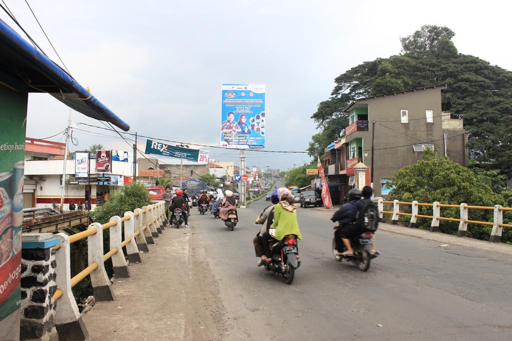 dekranasdagarut's tweet photo. Media Promosi Dekranasda Craft Expo Garut di Jl. Pembangunan Sukapadang @rudygunawan_grt @netty_heryawan @DiahRudy http://t.co/zREDRcf2dM