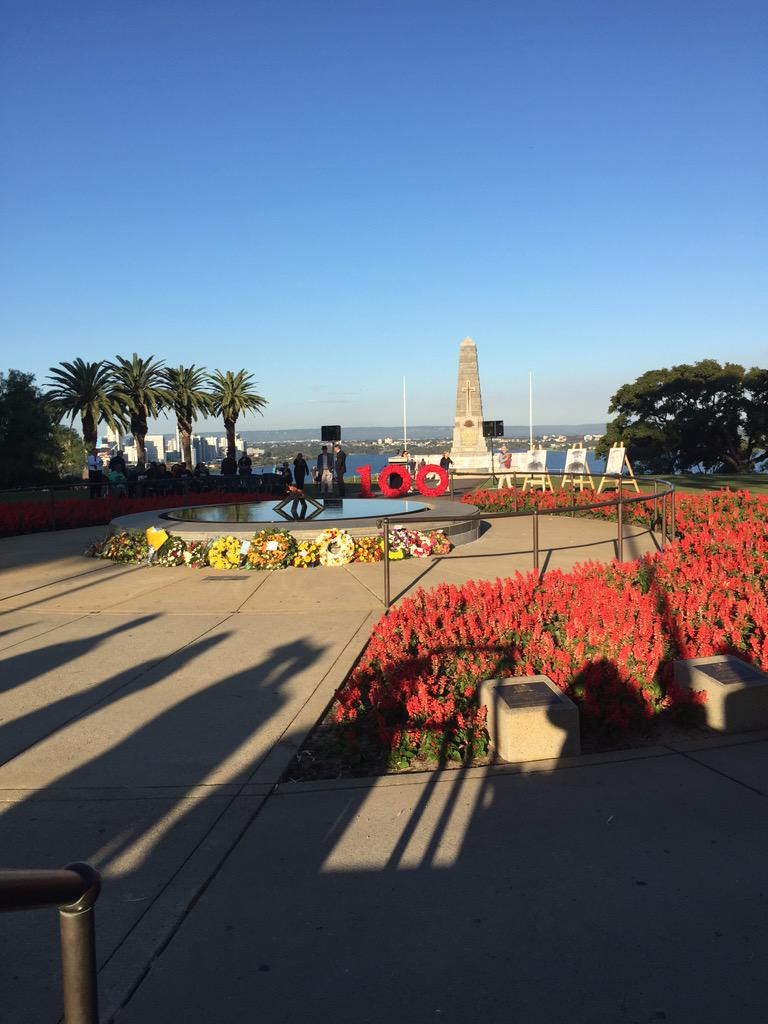 Mounia___NL's tweet image. Kings Park war memorial now. A beautiful evening overlooking the Swan River #perthnews  #anzac100 @RSLWA #PerthLegacy