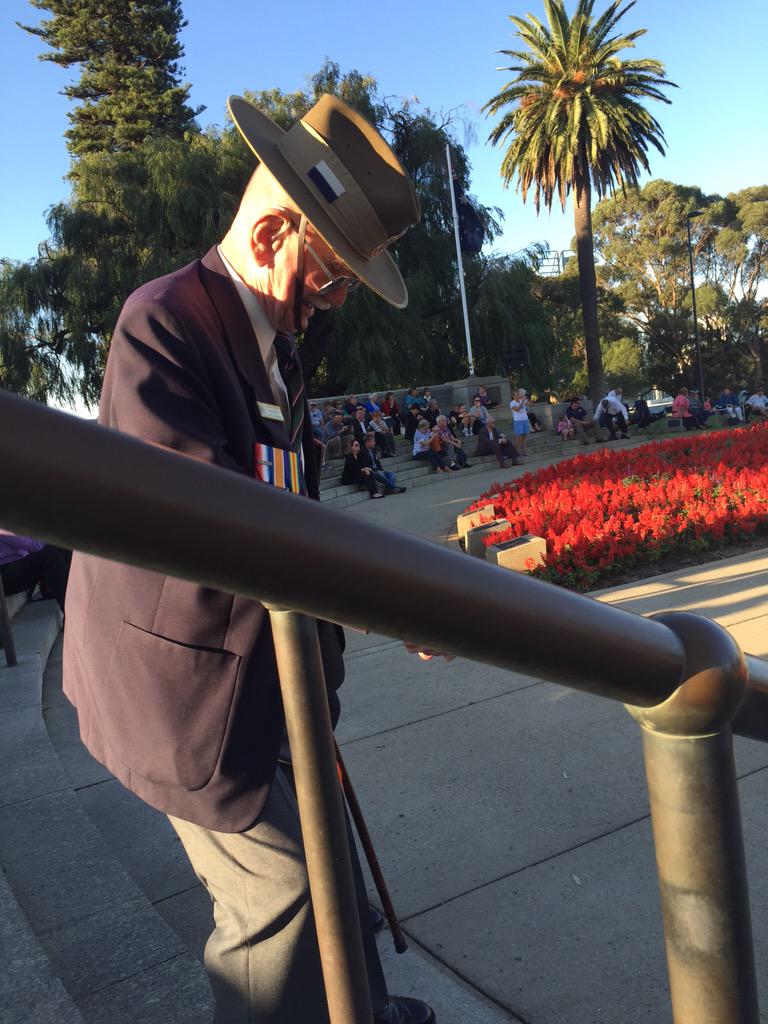Mounia___NL's tweet image. Kings Park war memorial now. A beautiful evening overlooking the Swan River #perthnews  #anzac100 @RSLWA #PerthLegacy