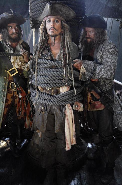 EPcine's tweet photo. Primera imagen de Johnny Depp en #PiratasDelCaribe5 http://t.co/qCox2zqfo3 Regresa al rodaje tras su accidente http://t.co/hnR8AMMCx5