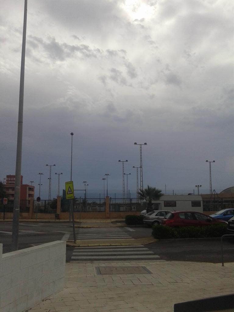 CazpeLaura's tweet photo. Protégete de los rayos del sol con el protector solar de #Ainhoa. Aunque esté nublado, los rayos penetran igual.
#bd http://t.co/FbnLT2e6o5