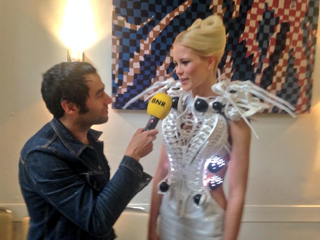 jigalkrant's tweet image. Vergat ik zomaar dat het om die jurk van @AnoukWipprecht ging #DasModel @BNRDigitaal
