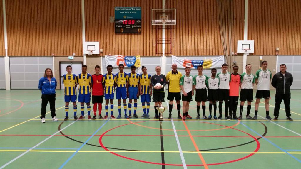SPORT_SPEL_079's tweet photo. Geslaagd middag tijdens de afsluiting van highschool zaalvoetbal.  @JW_Palenstein kampioen beker en competitie u15 http://t.co/FwgwHkoJX4