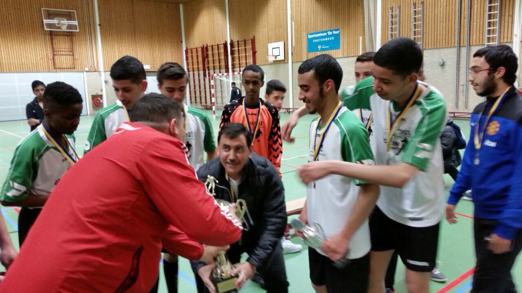 SPORT_SPEL_079's tweet photo. Geslaagd middag tijdens de afsluiting van highschool zaalvoetbal.  @JW_Palenstein kampioen beker en competitie u15 http://t.co/FwgwHkoJX4