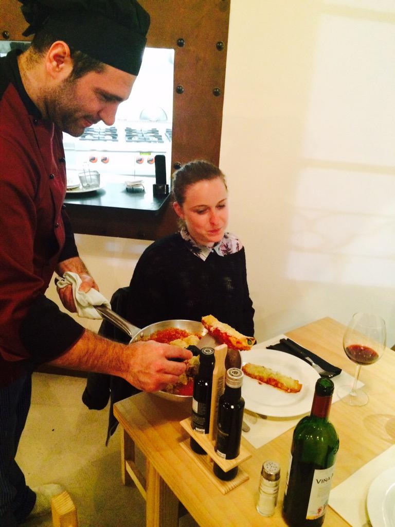 SeicentoAL's tweet photo. Chef q sirve a la mesa @SeicentoAL http://t.co/hgg52Rblpp