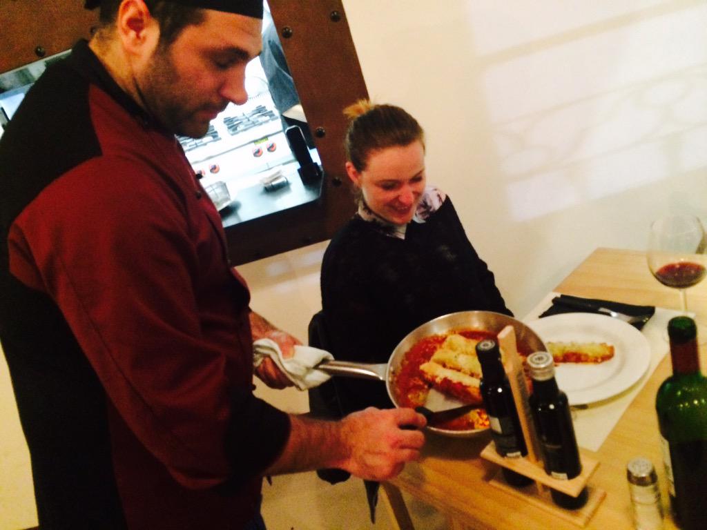 SeicentoAL's tweet photo. Chef q sirve a la mesa @SeicentoAL http://t.co/hgg52Rblpp