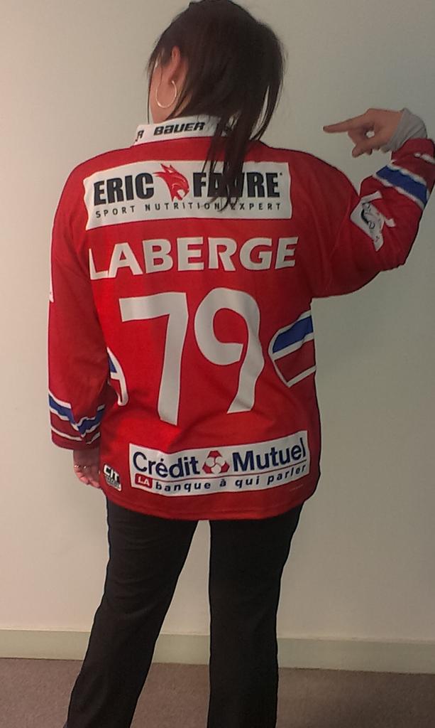 NanooMJackson's tweet photo. C'est pas la classe ça! Fière de porter les maillots de ces grands du hockey lyonnais! @Biner05 #Laberge #GoLionsGo http://t.co/sSFk9qDXdB
