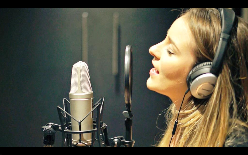 SwrStudio's tweet image. Lovely picture of @gemmasalusbury in the studio from some new promo videos by @stavthemoney