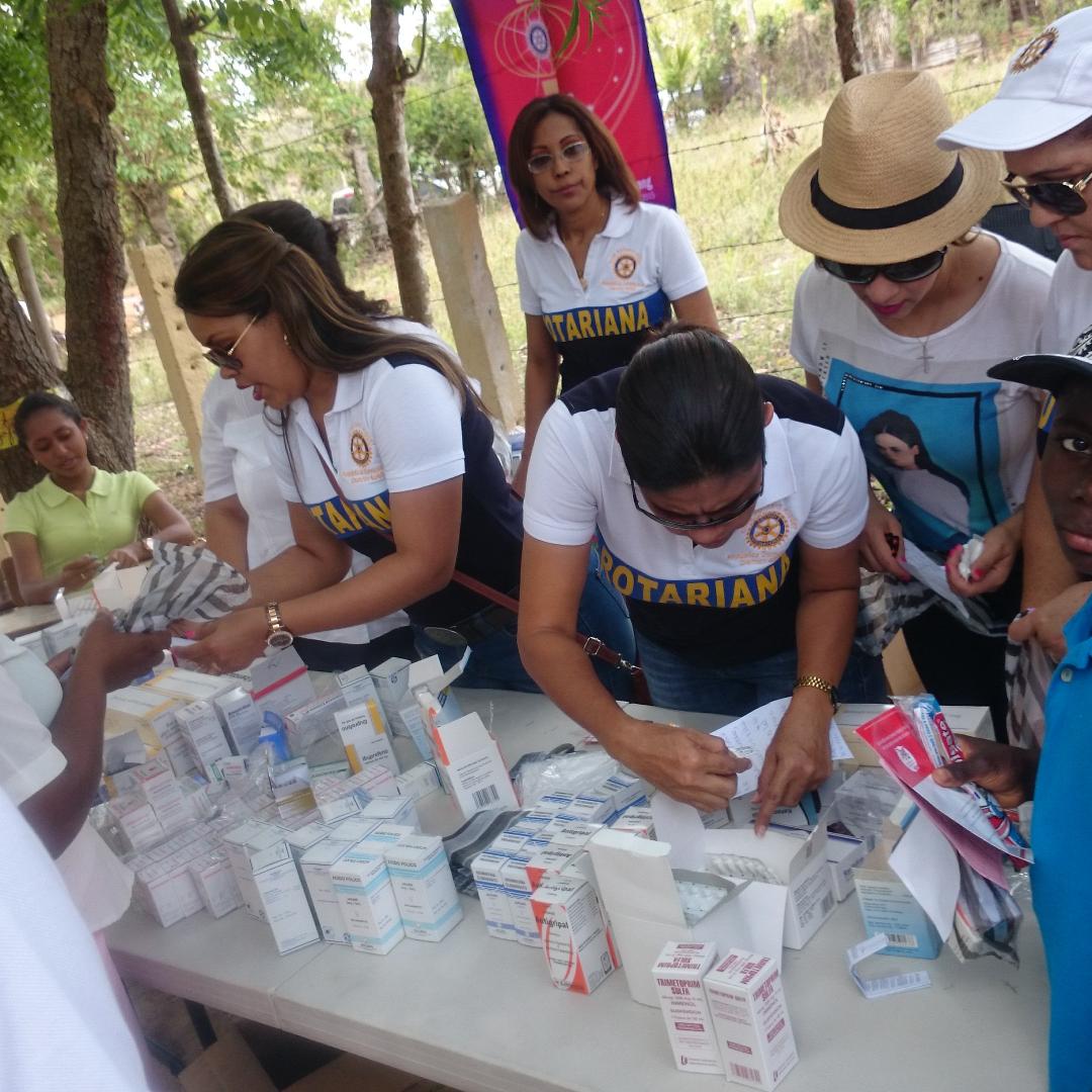luisbuenosuazo's tweet photo. Apoyando Operativo médico club rotario yo como.candidato a diputado y presidente e patrocinador exclusivo de la funda http://t.co/JQVdGyVtof