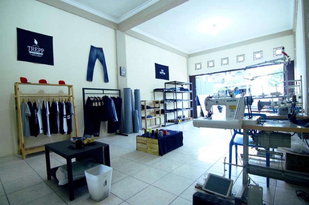 KotaBalikpapan's tweet photo. Bikin Jeans di @thedenimclub yuk! Custom sesuka kamu harga mulai dari 170K. 
Jl. Sungai Ampal No 197, Balikpapan http://t.co/dECxg4GwyD