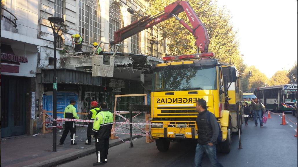NECultura's tweet photo. @mauriciomacri @horaciorlarreta y @gabimichetti están demoliendo ahora el Cine Teatro Urquiza. Que se sepa. http://t.co/fSHeGA7gTk