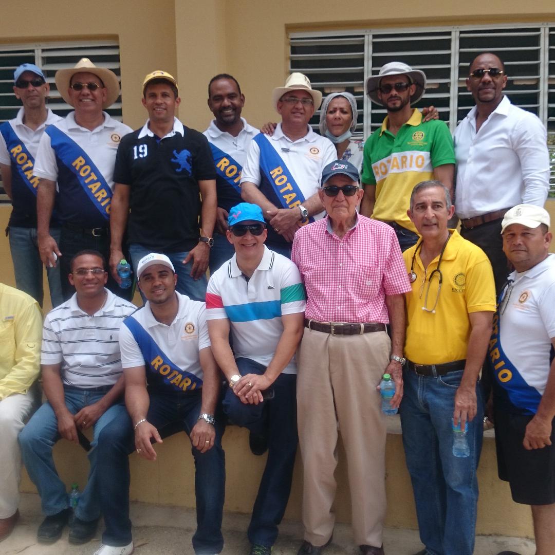luisbuenosuazo's tweet photo. Apoyando Operativo médico club rotario yo como.candidato a diputado y presidente e patrocinador exclusivo de la funda http://t.co/JQVdGyVtof