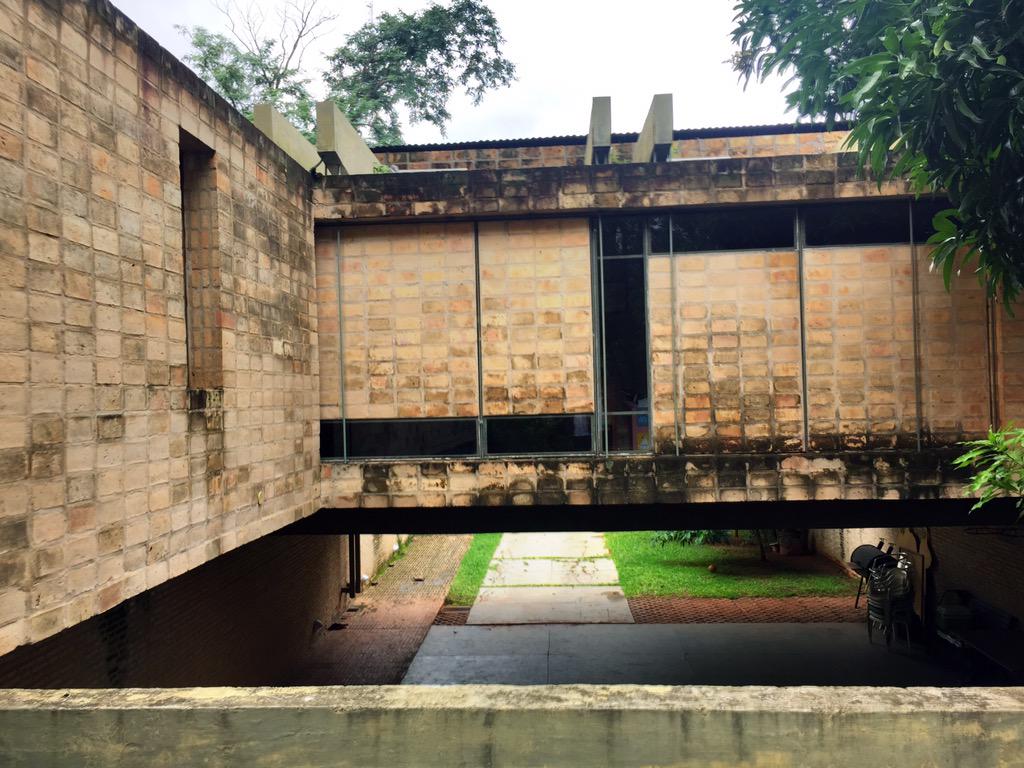 Casa habitación Solano Benítez y Sergio Fanego Asunción Paraguay donde el  ladrillo es el material en dif condiciones