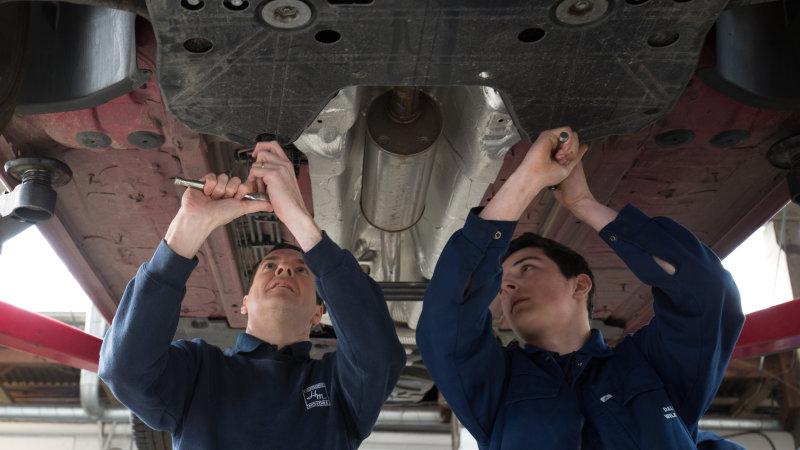 iseecars's tweet photo. Sad or smart?- Automakers to gearheads: Stop repairing cars http://t.co/BNcBcHjXgG via @therealautoblog http://t.co/gWhKEzwfFx