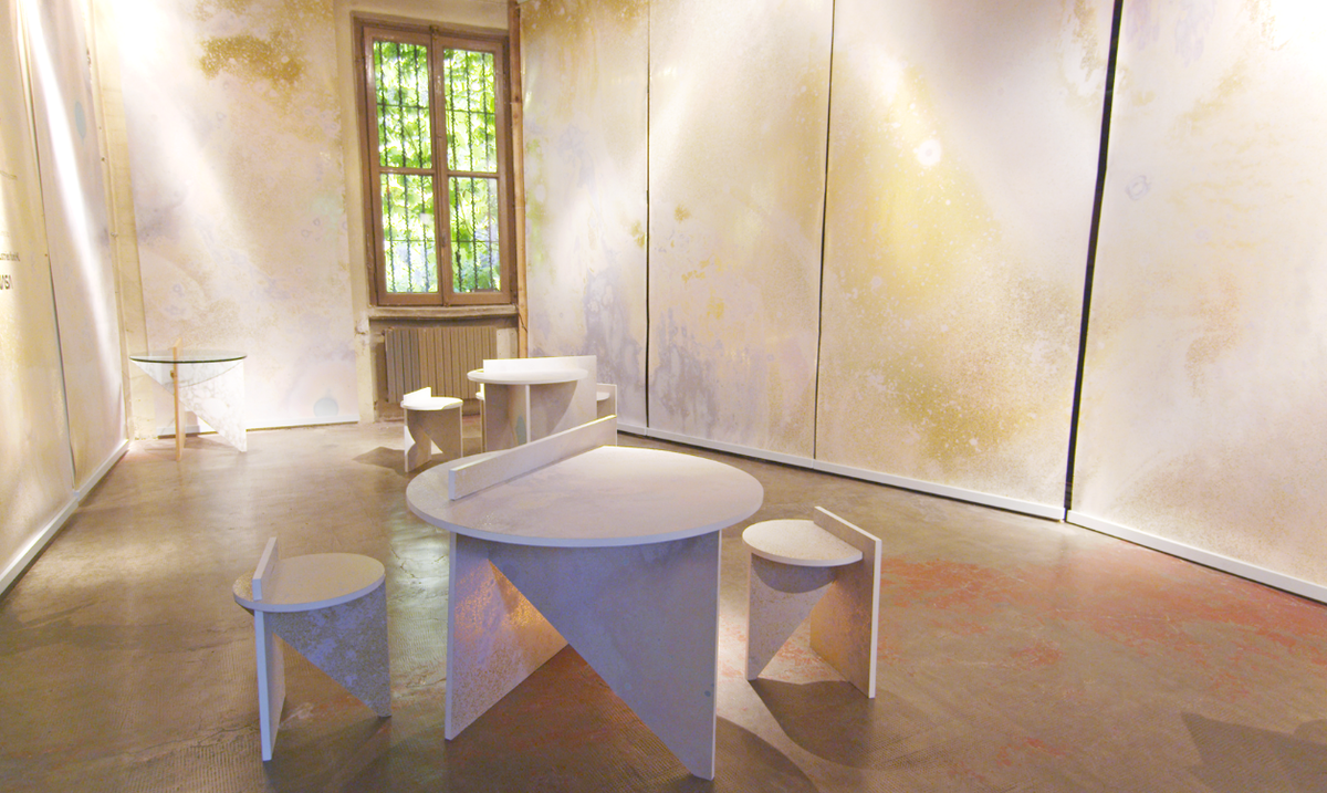 JournalLondon's tweet photo. Inverted Spaces by @CalicoWallpaper x #BCXSY presented @salonedelmobile inspired by images of the night sky #stunning http://t.co/fHw3L4WBHJ