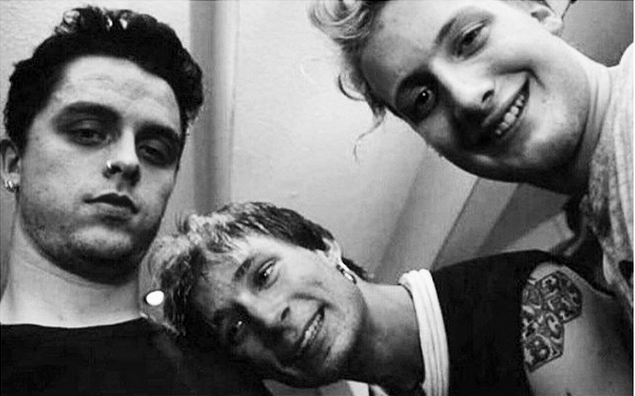 evergig's tweet photo. @hemmotioned Did you see Billie Joe Armstrong’s message to fans? What a guy >>> http://t.co/RH5nXBDq35 http://t.co/9qts9mOWoQ