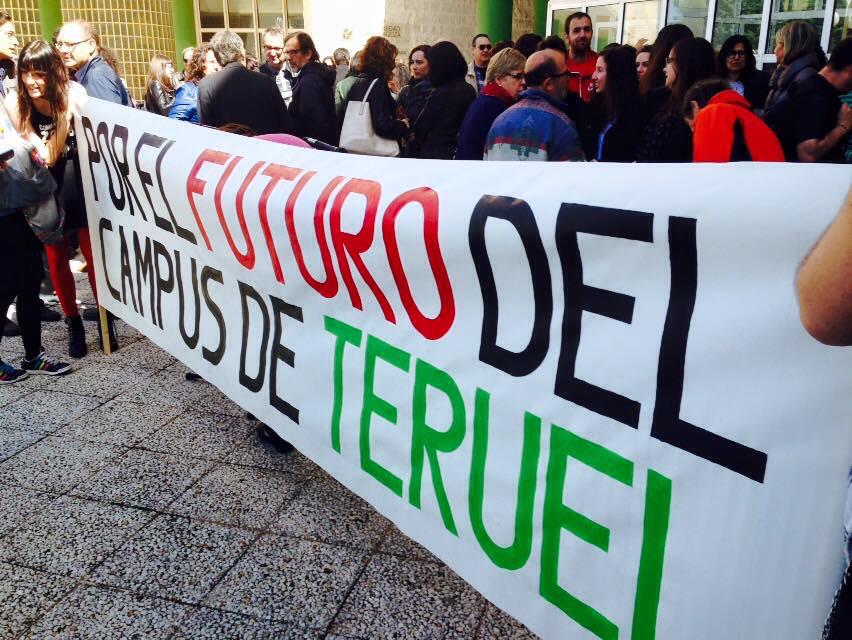 miguelgorbe's tweet photo. Hoy luchando por el futuro del Campus de #Teruel ! Y por #Aragon http://t.co/WcYgSR7AfO