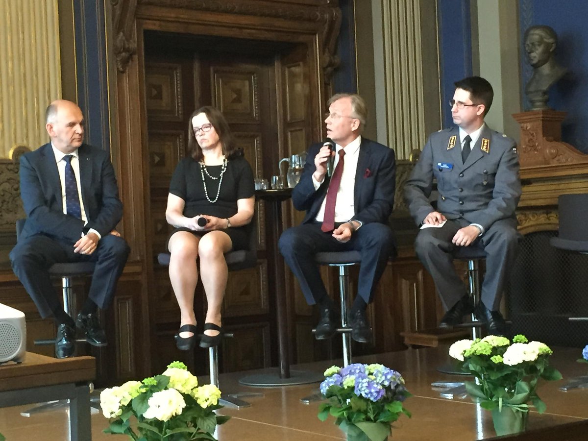 MoisioJuha's tweet photo. #PIA20 Kyberturvallisuus ja yhteistyö paneelissa esillä. http://t.co/xvZG9VB5lQ